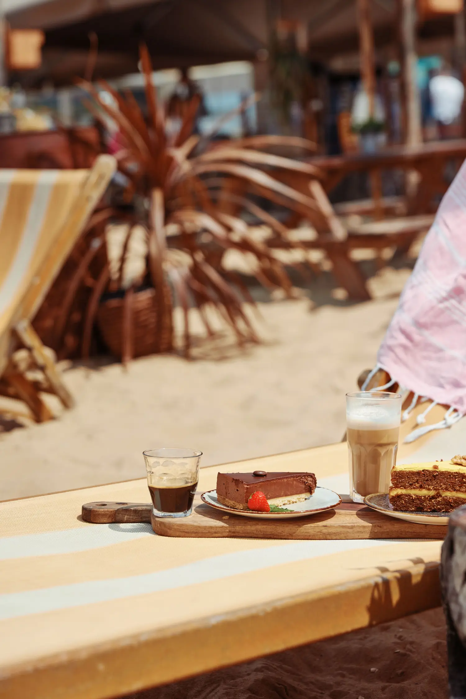 Gebak en koffie op ons terras in Scheveningen
