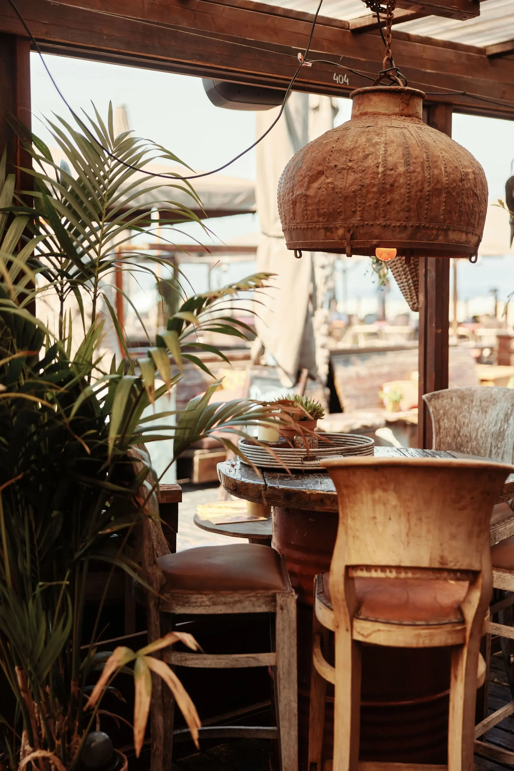 Interieur hoge tafel Zanzibar Beachclub Scheveningen